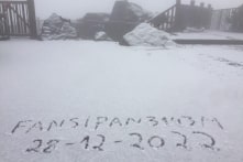 Lào Cai: Mưa tuyết bất ngờ rơi trắng trời trên đỉnh Fansipan