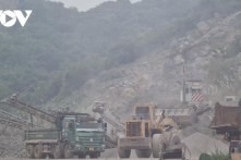 Nghệ An: Lật máy múc tại mỏ đá hoạt động trái luật, nam công nhân nguy kịch