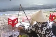 Người bán hàng rong đổ nước lèo khách ăn thừa vào nồi bị phạt 2,5 triệu đồng