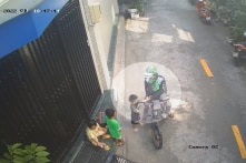 Người đàn ông mặc đồng phục Grab lột lắc vàng của bé 4 tuổi