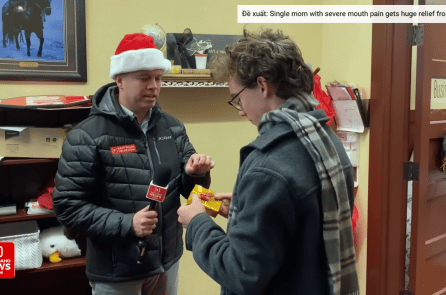 Ông già Noel bí mật tặng quà nghìn USD cho cậu sinh viên chăm làm từ thiện