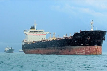 Eo biển Hormuz tê liệt, giá dầu thô vượt mốc 90 USD