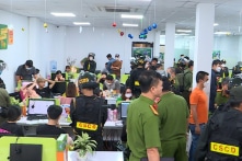 Lừa lấy mã OTP rút tiền trong thẻ tín dụng: Tạm giữ tới 86 người tại TP.HCM