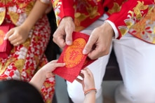 Kinh tế khó khăn, người trẻ tuổi Singapore lo ngại việc “lì xì” ngày Tết