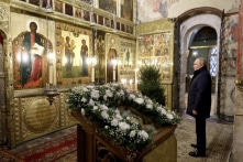 Giáng sinh ở Nga: TT Putin đến nhà thờ một mình và ca ngợi Giáo hội