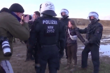 Nhà hoạt động Greta Thunberg bị bắt giữ tại cuộc biểu tình chống việc khai thác than ở Đức