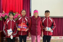 Ba học sinh tại Quảng Ninh cứu cụ bà bị choáng ngã xuống mương nước