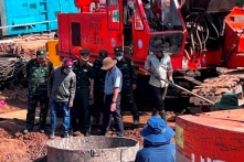 Vụ bé trai 10 tuổi: Không thể rút trụ bê tông như dự kiến; 23/35m đất trong lòng ống thép được làm sạch