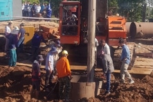 Vụ bé trai lọt xuống trụ bê tông: Dự kiến chiều 3/1 sẽ rút được trụ bê tông