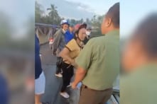 Cứu bé trai rơi lọt qua lan can cầu, cả tài xế và cháu bé bị nước cuốn trôi