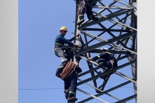 Hà Nội: Người phụ nữ 63 tuổi mắc kẹt trên cột điện cao thế cao 30m