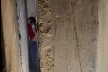 Lào Cai: Bé gái rơi từ tầng 2, kẹt trong khe tường 25cm