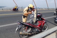 Sáng mùng 1 Tết: Bỏ lại xe máy, nam thanh niên nhảy cầu Rạch Miễu