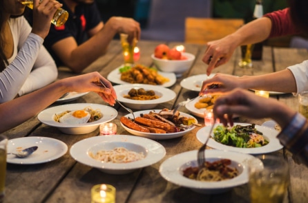 Thông qua biểu hiện trên bàn ăn có thể nhìn ra người bạn thực sự