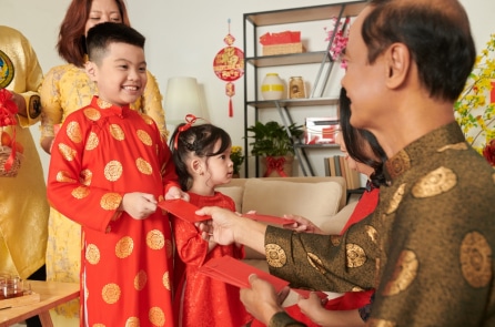 Tết này cha mẹ hãy dạy con cách nhận lì xì theo đúng nghĩa