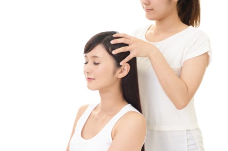 Phụ nữ bị tóc bạc sớm có thể là do thiếu 3 loại dưỡng chất này