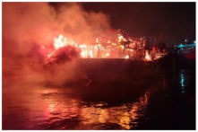 Hai tàu cá neo đậu ở Đà Nẵng bốc cháy dữ dội trong đêm