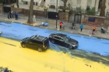 Sơn cờ Ukraine trước cửa Đại sứ quán Nga tại Anh