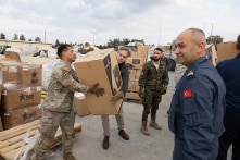 Ngoại trưởng Mỹ thăm khu vực động đất ở Thổ Nhĩ Kỳ, cam kết viện trợ 100 triệu USD