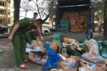 Trên đường qua Lào tiêu thụ, 5,9 tấn thực phẩm bẩn bị thu giữ