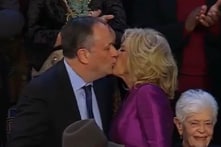 Màn hôn môi của đệ nhất phu nhân và đệ nhị phu quân trong bài phát biểu SOTU năm nay