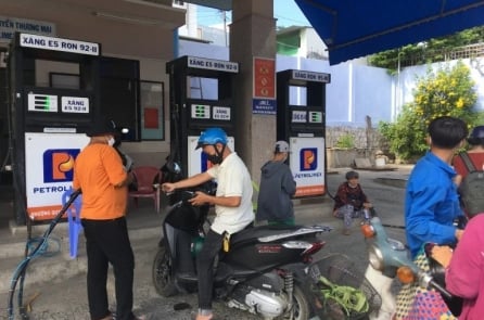 Giá xăng E10 giảm hơn 1.300 đồng/lít 