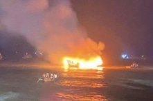 Nghệ An: Tàu cá bốc cháy ngoài khơi, 10 thuyền viên trôi dạt 26 tiếng trên biển