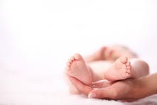 Giáo viên tiểu học giúp đỡ đẻ cho phụ huynh học sinh ngay tại trường