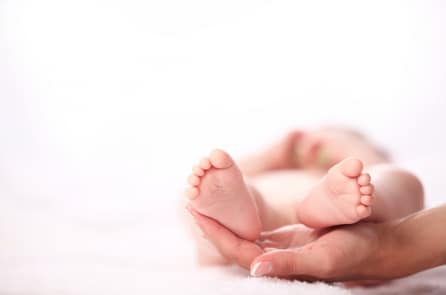 Giáo viên tiểu học giúp đỡ đẻ cho phụ huynh học sinh ngay tại trường