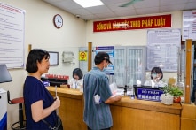 Bỏ sổ hộ khẩu, phụ huynh Hà Nội khổ sở đi xin giấy xác nhận cư trú