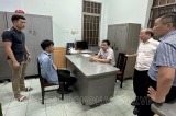 dong nai be trai 4 tuoi bi thanh nien dung xang khong che lam con tin