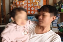 Mâu thuẫn giữa người lớn khiến bé gái 2 tuổi bị xịt hơi cay vào mắt