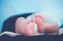 Bé gái 13 tuổi sinh con 2,9 kg tại Hà Nội