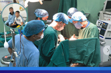 Nghệ An: Bị tường đổ sập đè trúng, bé trai 8 tuổi bị vỡ phổi, gãy 3 xương sườn