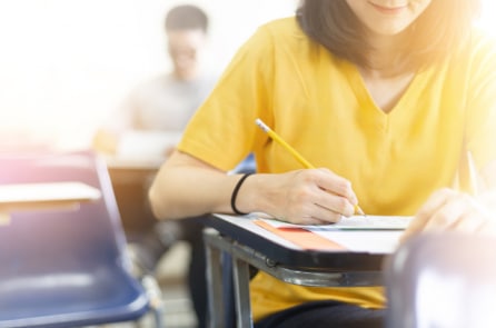 Người mẹ này đã làm gì để con gái học lực “trung bình” thi đậu đại học?