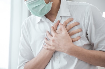 Nghiên cứu: Người mắc COVID-19 có thể bị đau ngực suốt một năm