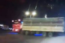 Xe tải tông ô tô khách làm lật xe khiến 13 người bị thương