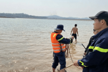 Kon Tum: Đi bắt hến với ba mẹ, 2 cháu nhỏ bị đuối nước tử vong