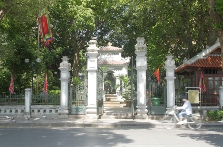 Tượng vua Lê Thái Tổ ít người biết bên bờ hồ Hoàn Kiếm