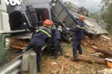 Bắc Kạn: Xe tải chở gỗ bị lật khiến 3 người thương vong