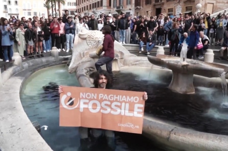 Đài phun nước gần 400 tuổi ở Rome bị các nhà hoạt động đổ nước đen