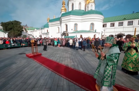 Kyiv Pechersk Lavra tiếp tục lễ Chủ Nhật khi các nhà thờ của UOC đang đổi chủ