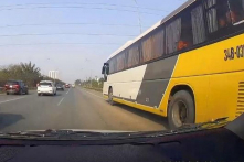 Lái xe bị phạt nguội vì điều khiển xe vào làn dừng xe khẩn cấp ở Đại lộ Thăng Long