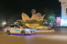 [VIDEO] Tạm giữ ôtô biểu diễn “drift” tốc độ cao trước cửa Nhà hát Lớn Hà Nội.