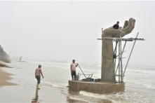 Thanh Hóa chi 300 triệu đồng xây 5 cánh tay khổng lồ tại bãi biển