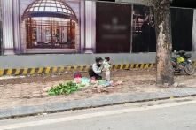 Bé 2 tuổi theo bố đi bán rau ở vỉa hè Hà Nội, chính quyền nói gì?