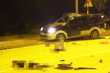 Nam Định: Chạy tốc độ cao, xe 7 chỗ tông dải phân cách, 3 người văng ra khỏi xe