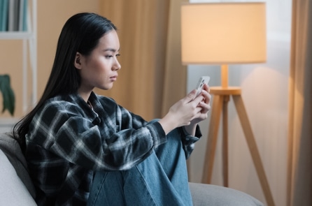 Lướt điện thoại thông minh quá lâu sẽ để lại những hệ lụy xấu cho con người
