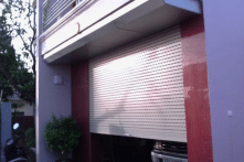 Quảng Ninh: Bị cửa cuốn đè lên ngực, bé trai 11 tuổi tử vong