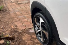 Hơn 20 ô tô bị chọc thủng lốp khi đỗ trên vỉa hè Hà Nội